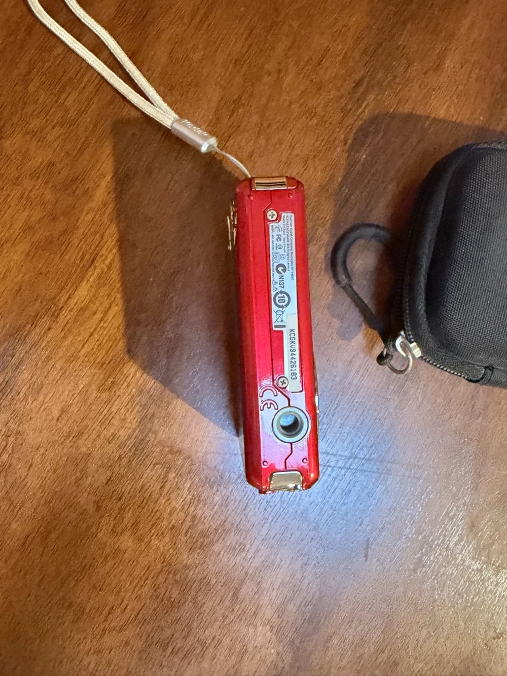 Kodak Red Compact 9.2MP Point-and-Shoot Camera with Case